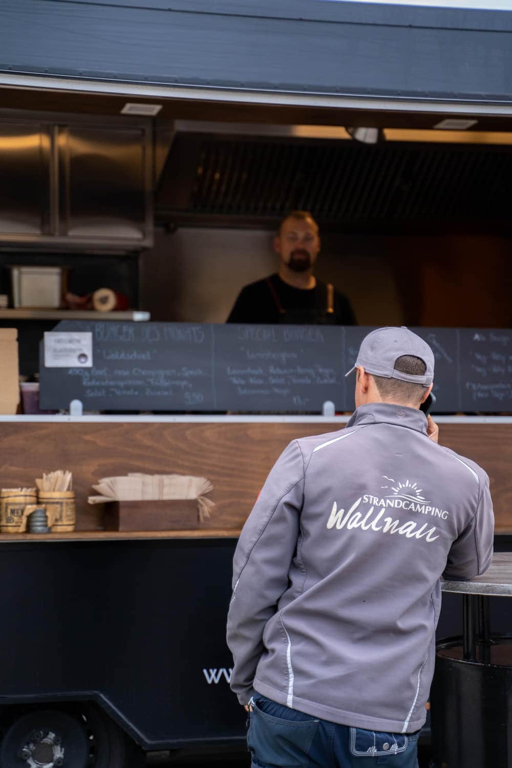 Am Tresen des Foodtrucks
