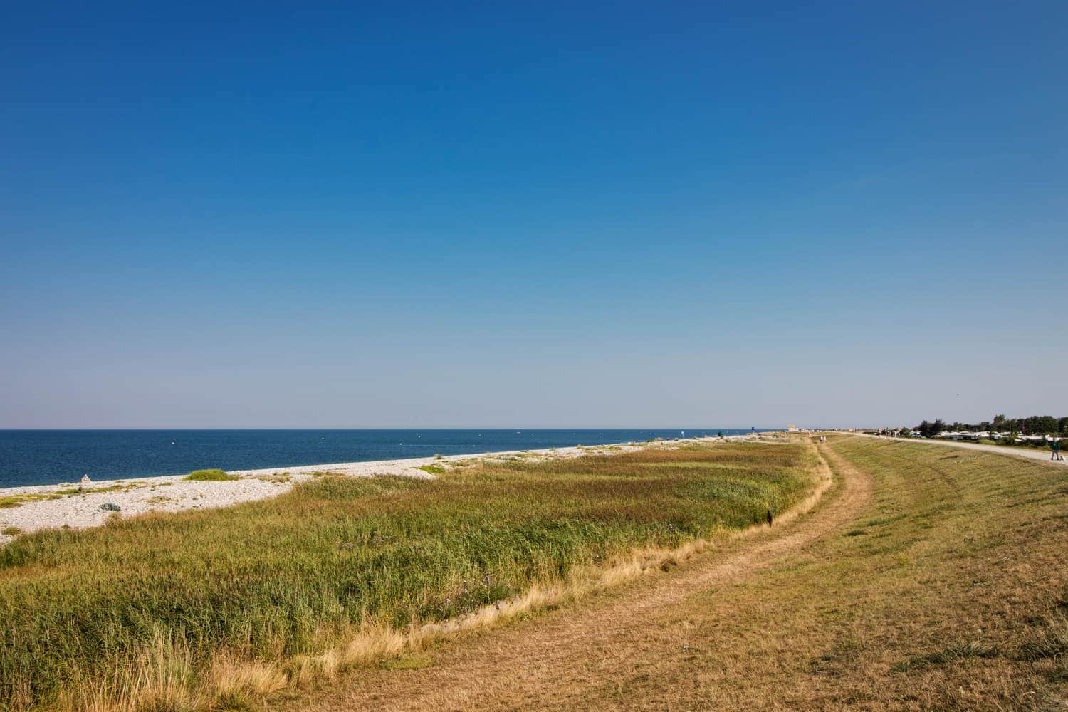 Blick von der Deichkrone auf die Ostsee