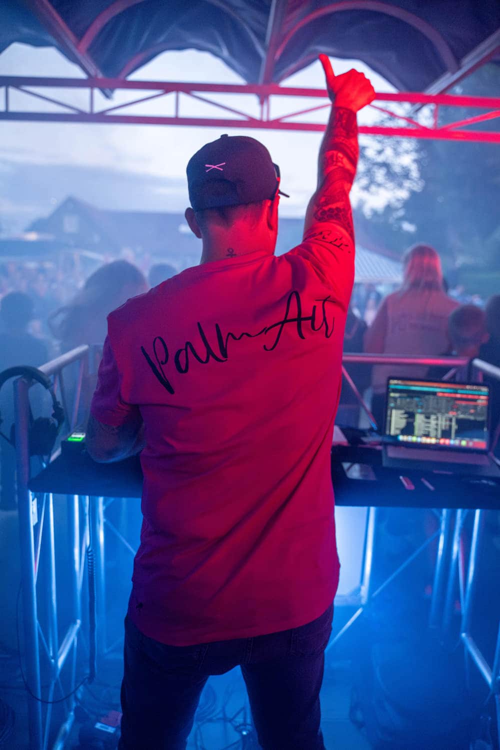 DJ am Pult beim Abendprogramm