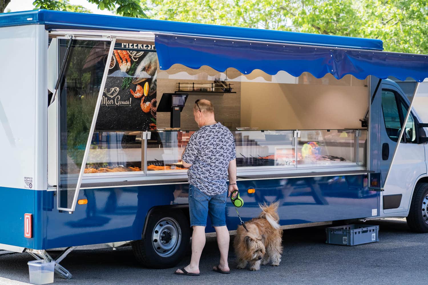 Foodtruck mit Fischbrötchen am Platz