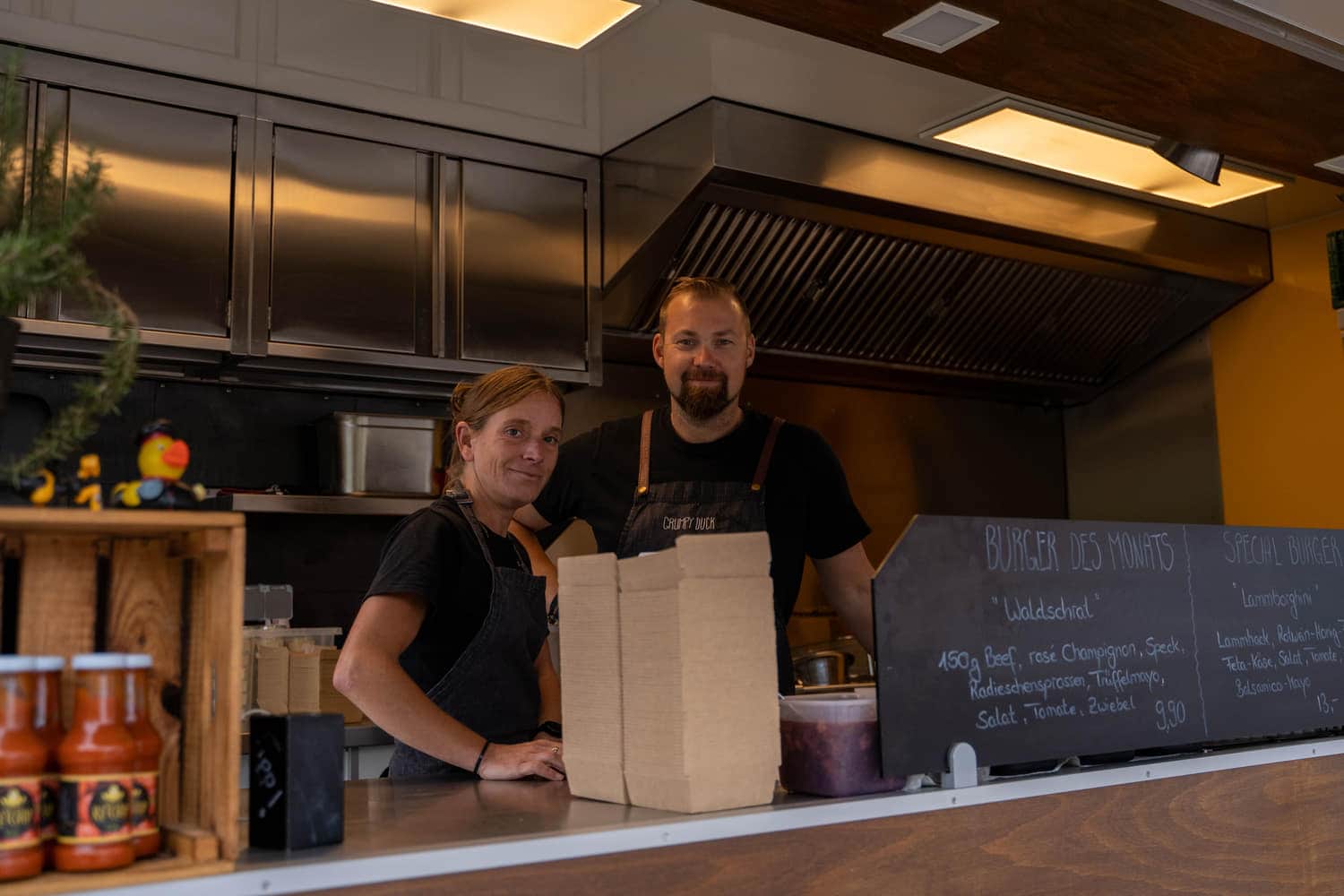 Team am Tresen des Foodtrucks