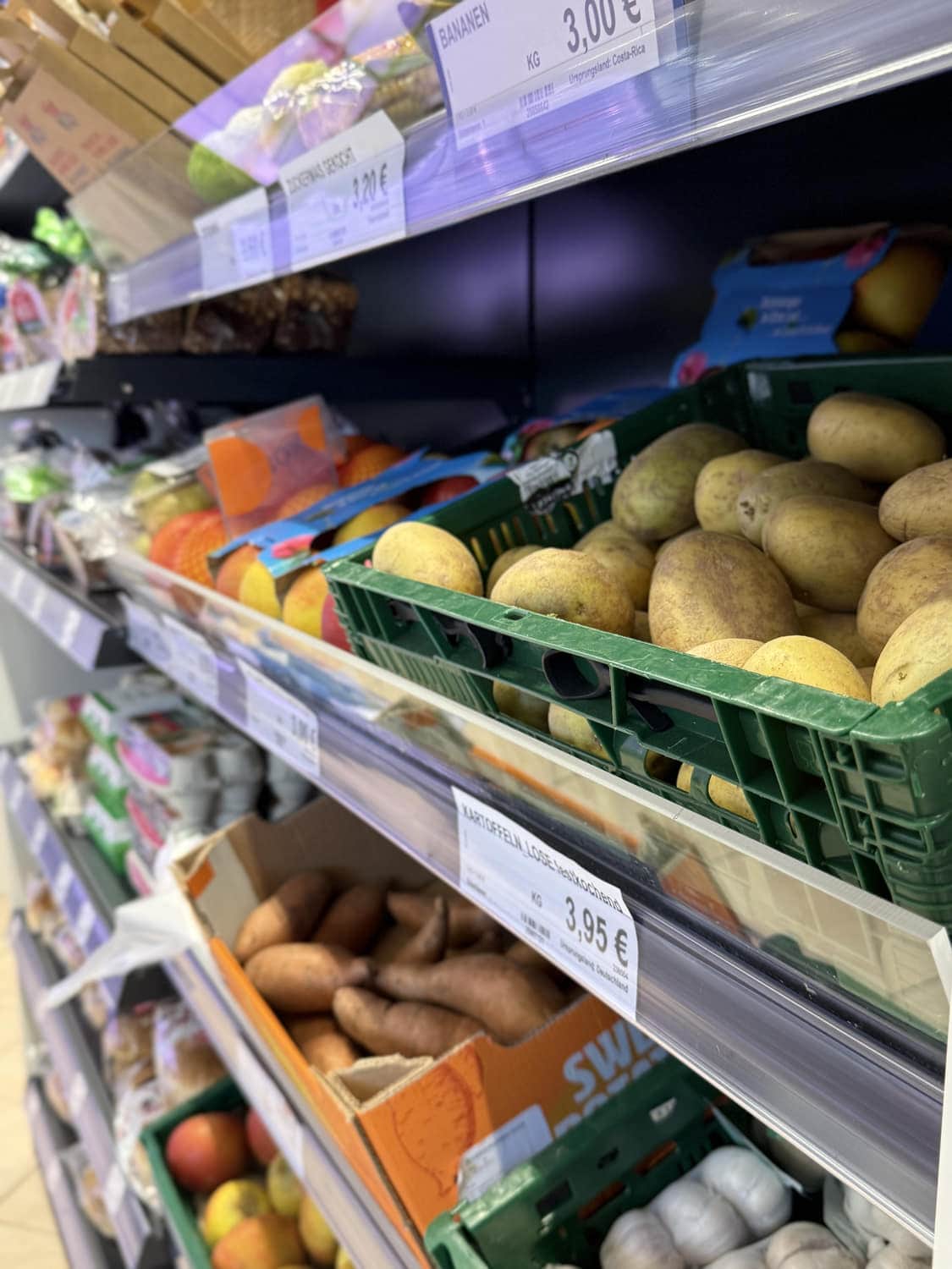 Frisches Gemüse in Kisten im Markt