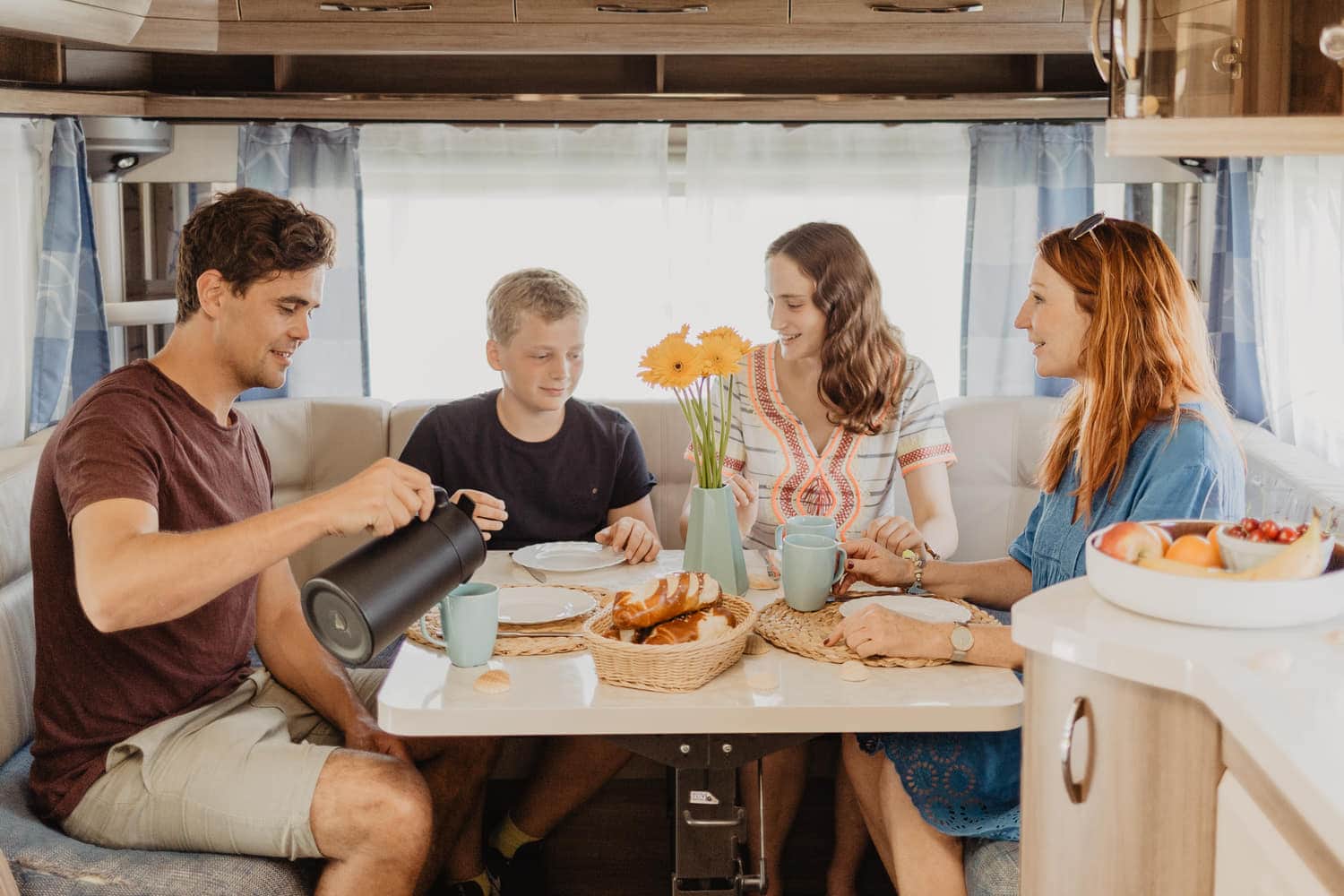 Frühstück am Tisch im Mietwohnwagen