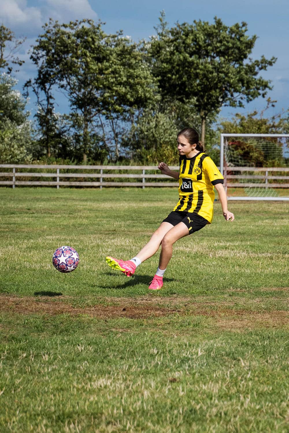 Kind beim Fußball auf dem Sportplatz