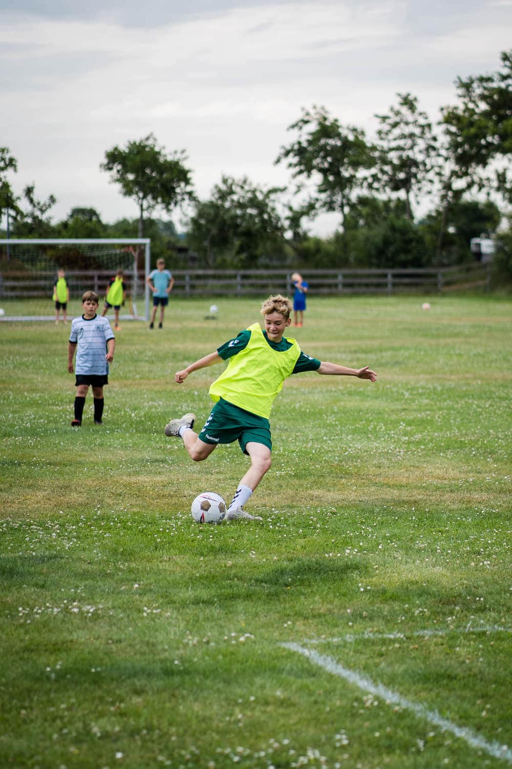 Kinder beim Fußballspiel auf dem Rasen