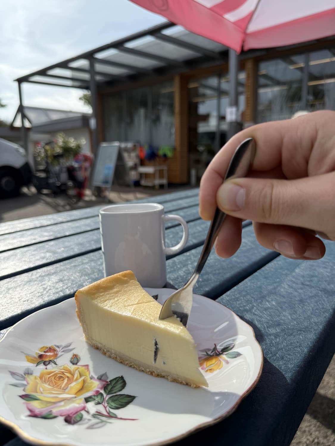 Käsekuchen mit Kaffee
