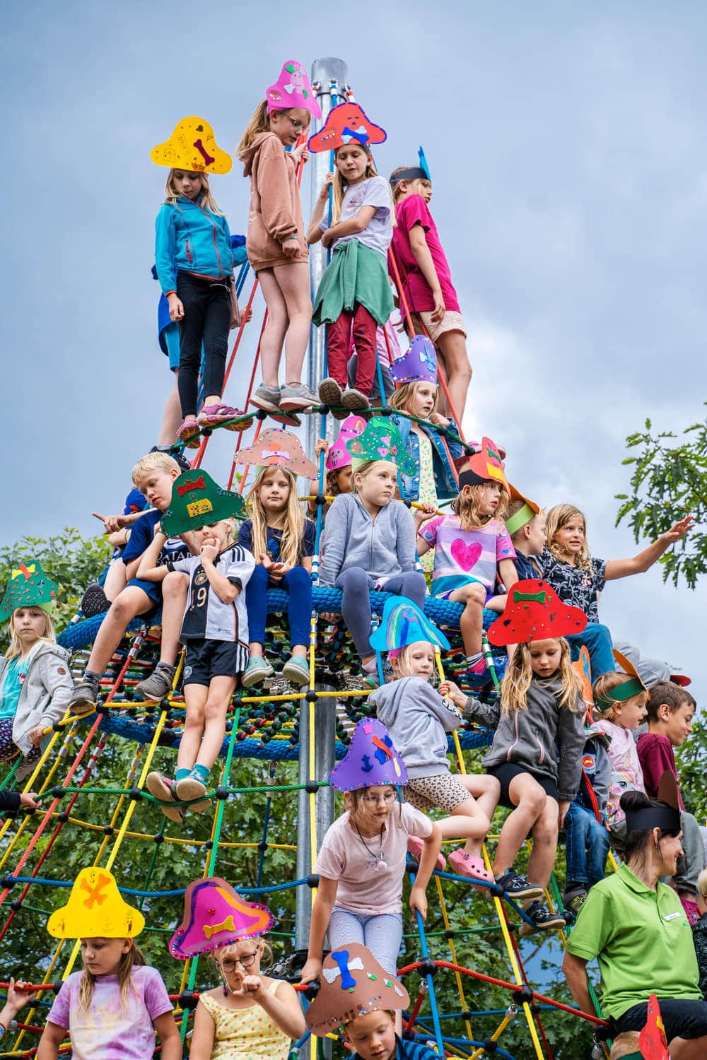 Kinder auf dem Klettergerüst beim Piratentag