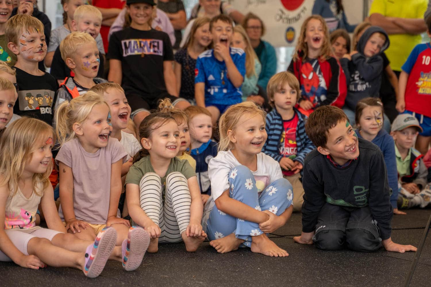 Kinder lachen bei der Zaubershow