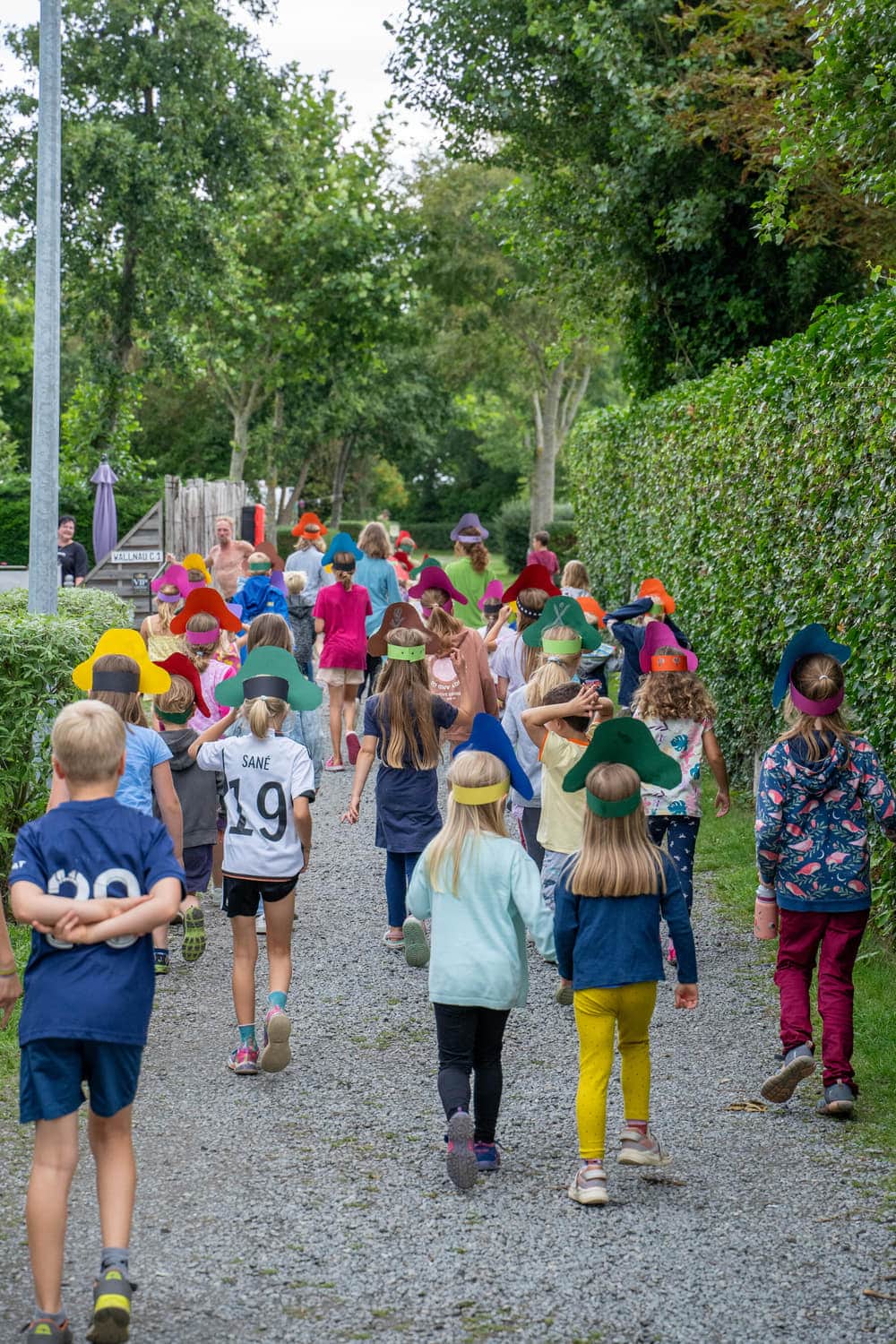 Kinder laufen über den Weg beim Kinderlauf