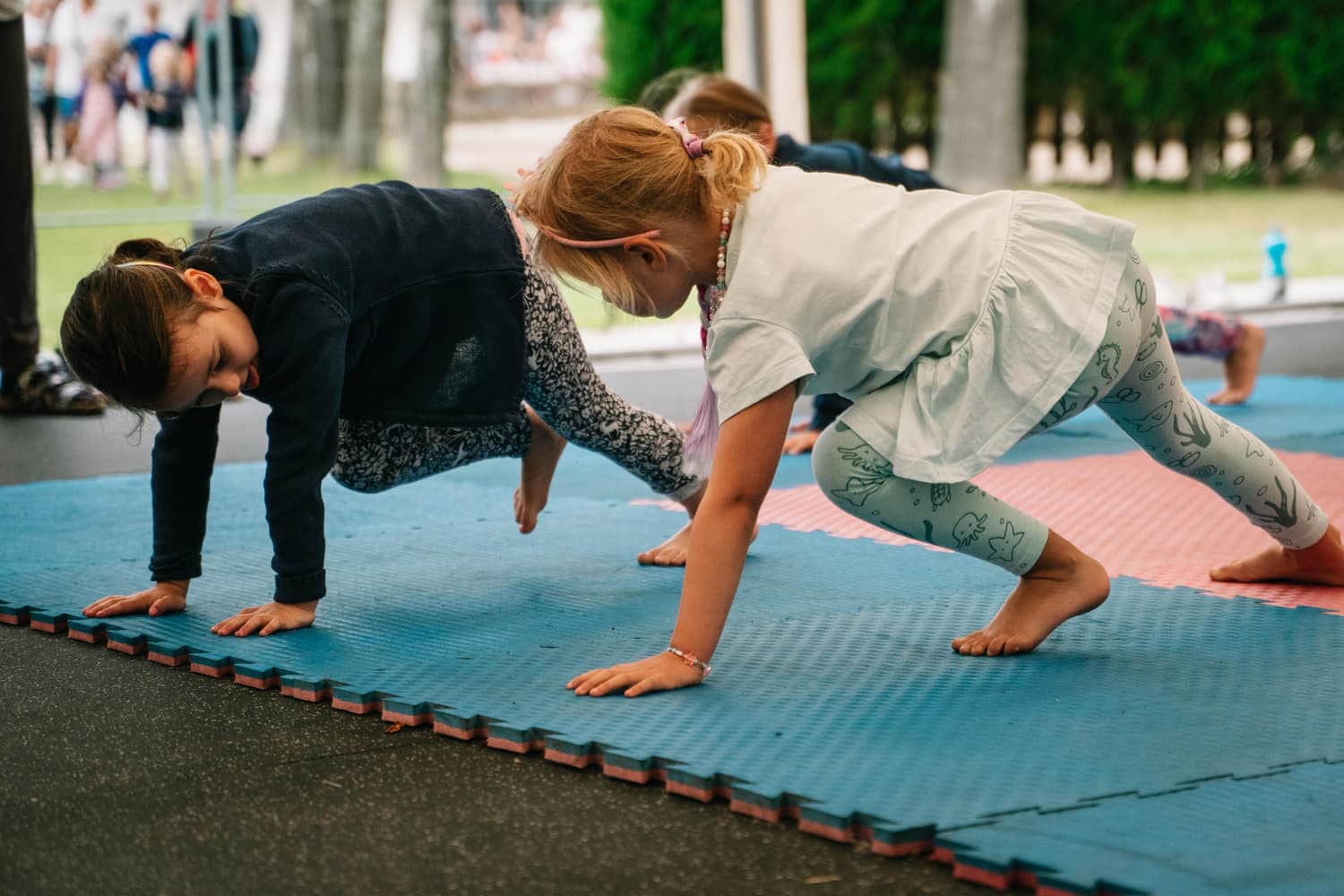 Kinderyoga auf Matten im Zelt