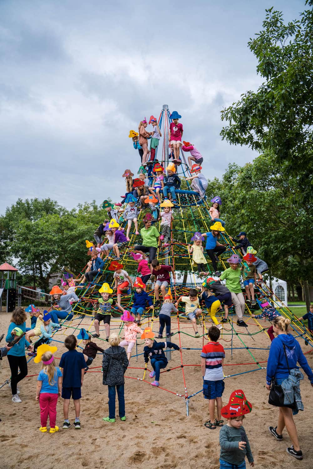 Klettergerüst über dem Sandspielplatz