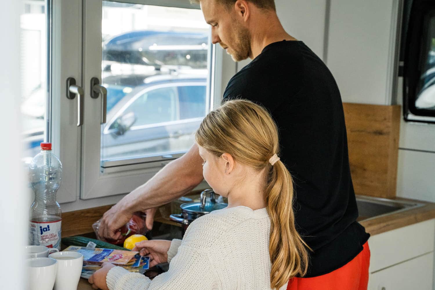 Kochen in der Küchenzeile des Mietwohnwagens