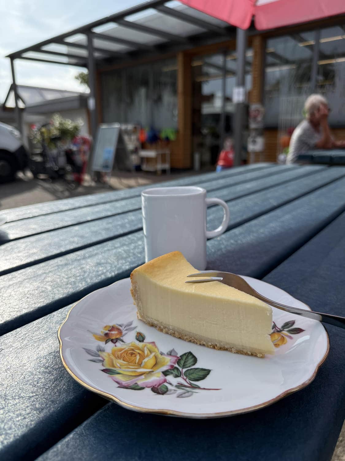 Kuchen und Kaffee am Tisch vor dem Markt