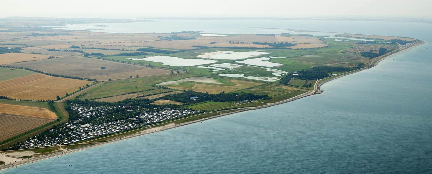 Luftbild der Küste mit dem Wasservogelreservat Wallnau