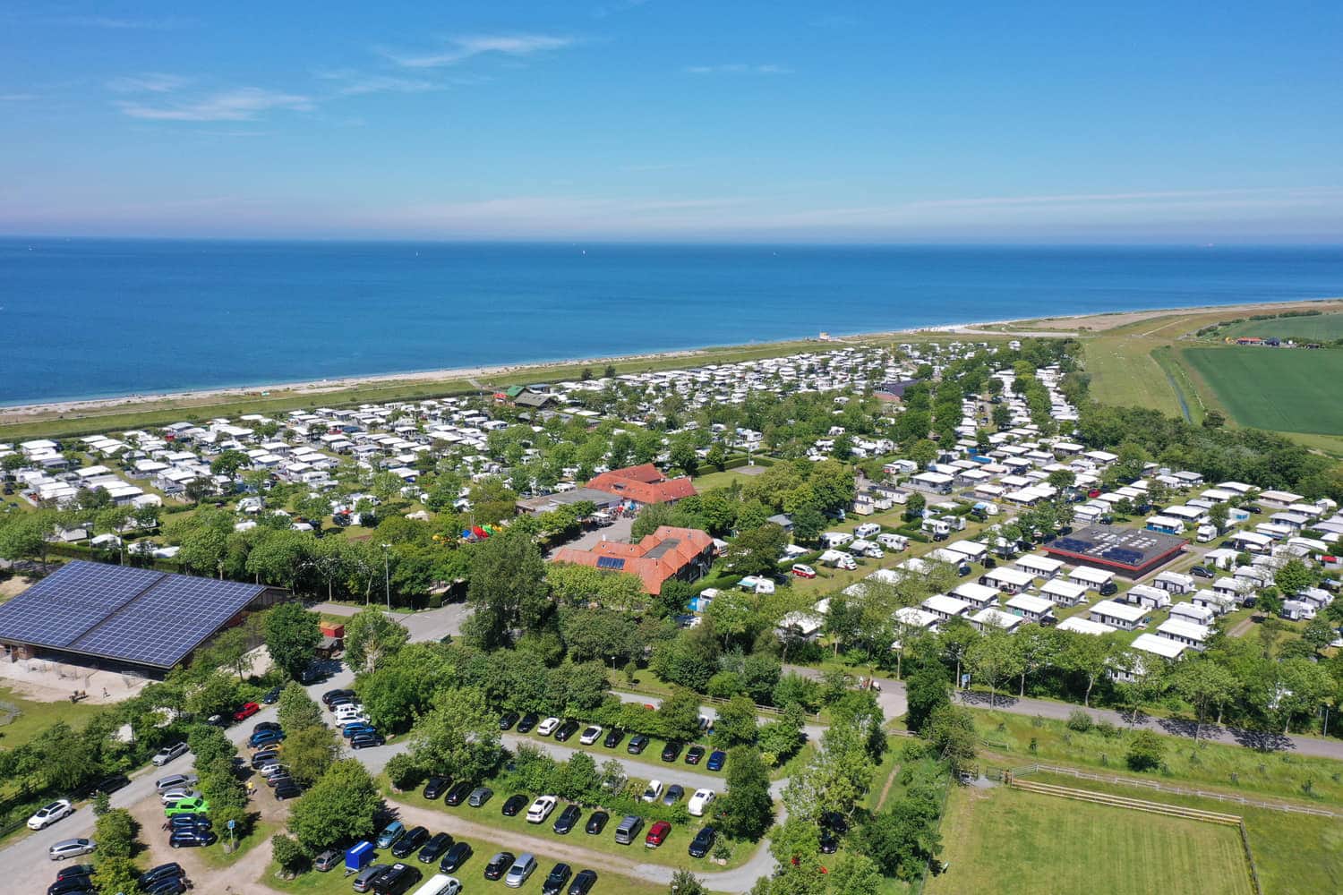 Luftbild des Campingplatzes von Süden über der Ostsee