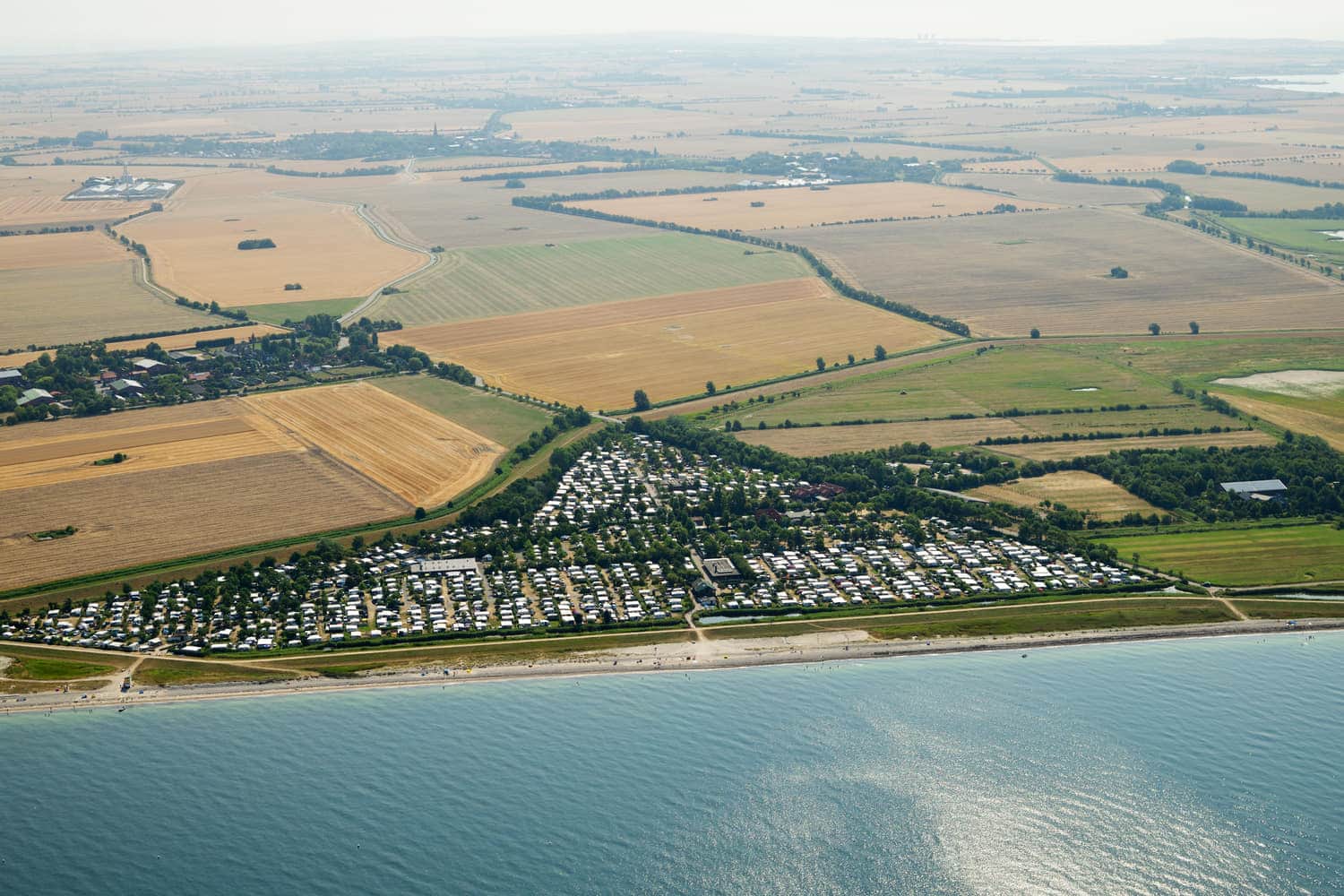 Luftbild des Platzes zwischen Getreidefeldern und Meer