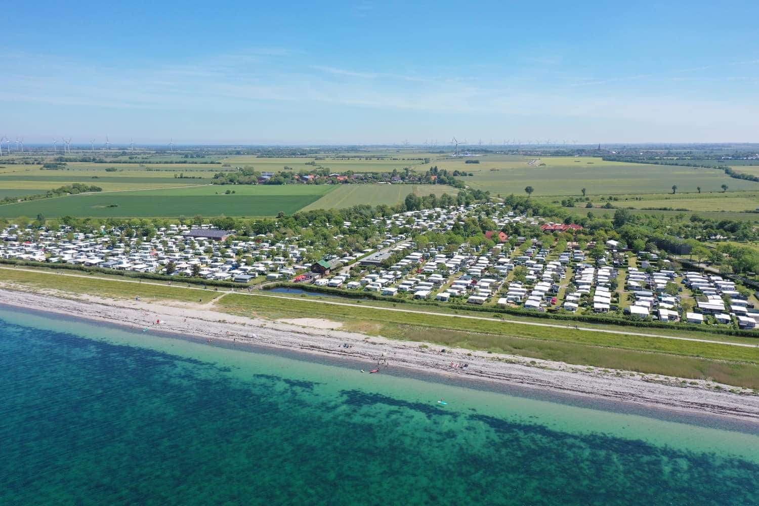 Luftbild der Strandkante von Wallnau mit den Stellplatzreihen dahinter