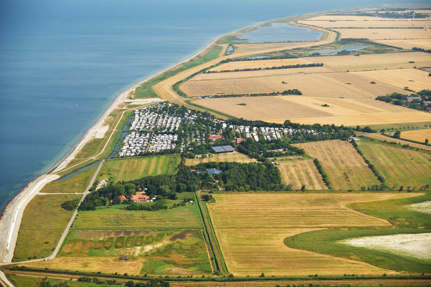 Luftbild der Westküste Fehmarns mit dem Platz