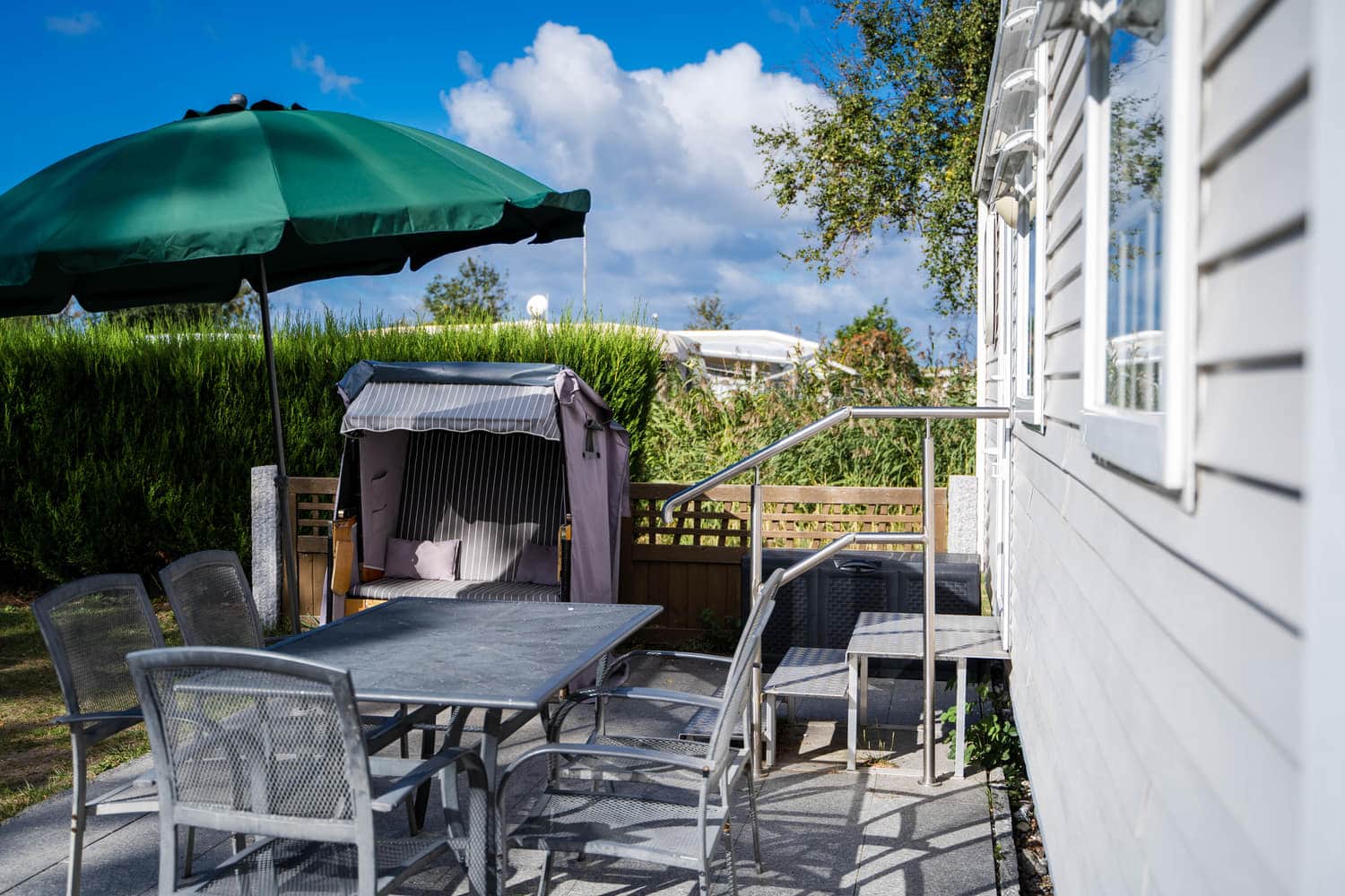 Außenansicht eines Mobilheims mit Terrasse