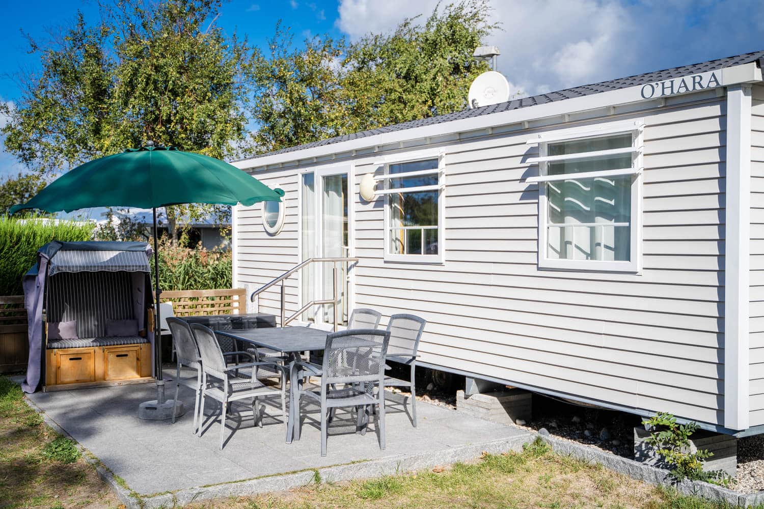 Mobilheim mit Veranda und Gartenmöbeln