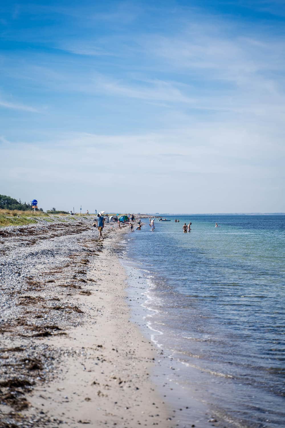 Flach auslaufender Naturstrand im Sommer