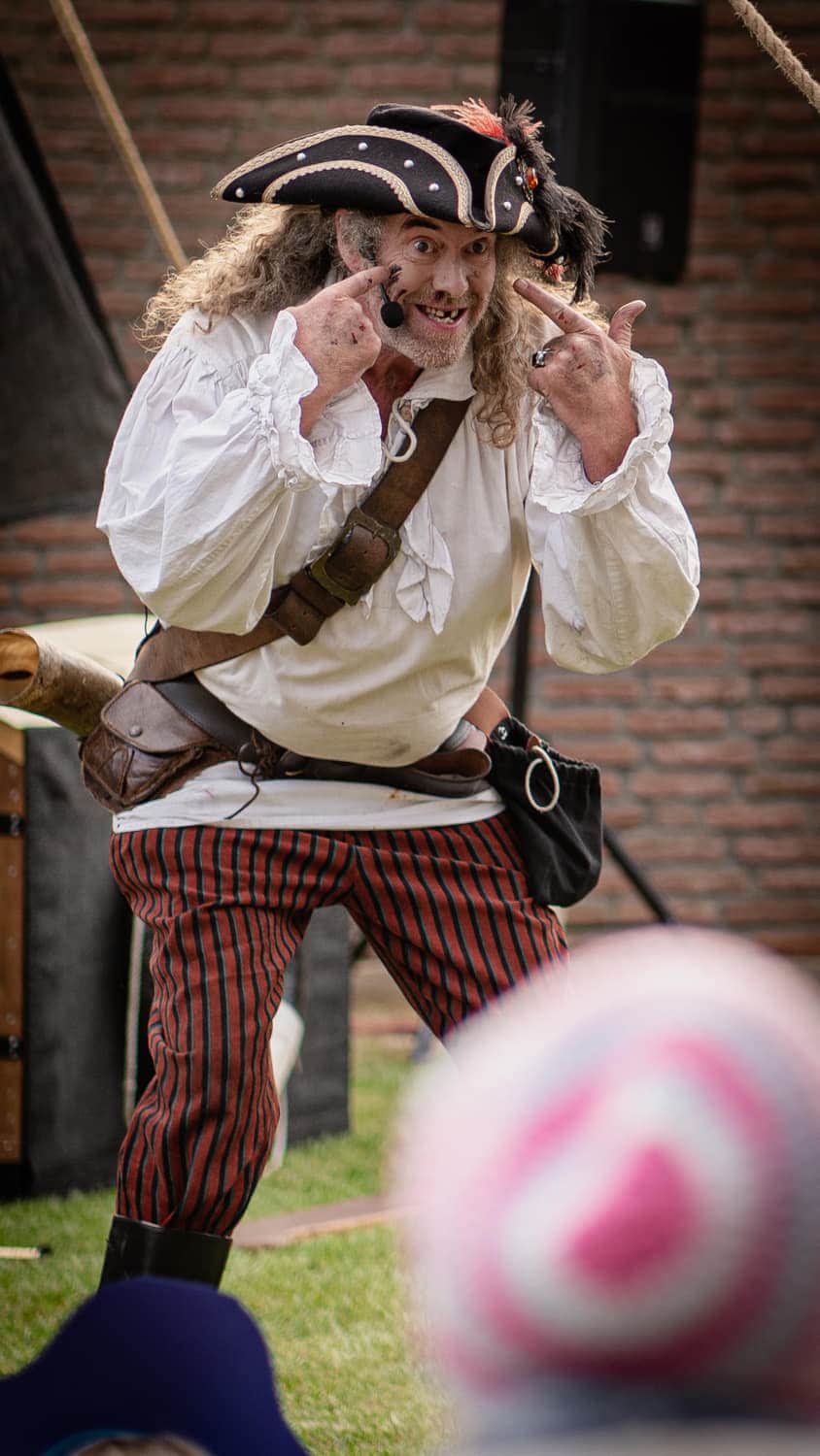 Als Pirat verkleideter Darsteller beim Kinderfest