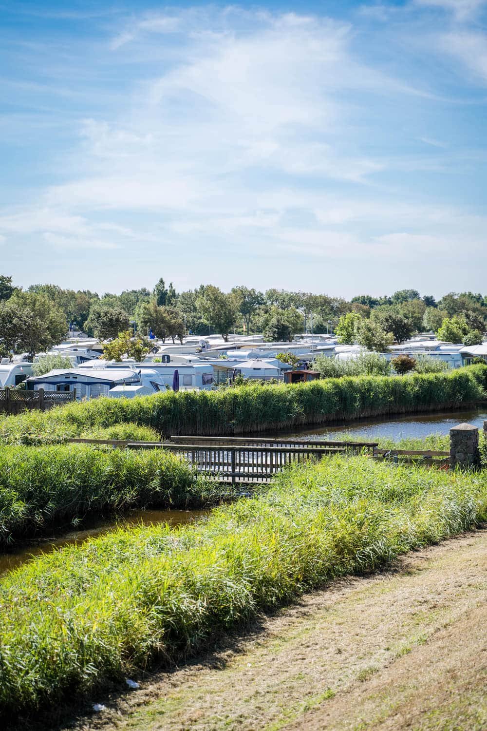Stellplätze am Wasserlauf über den Platz