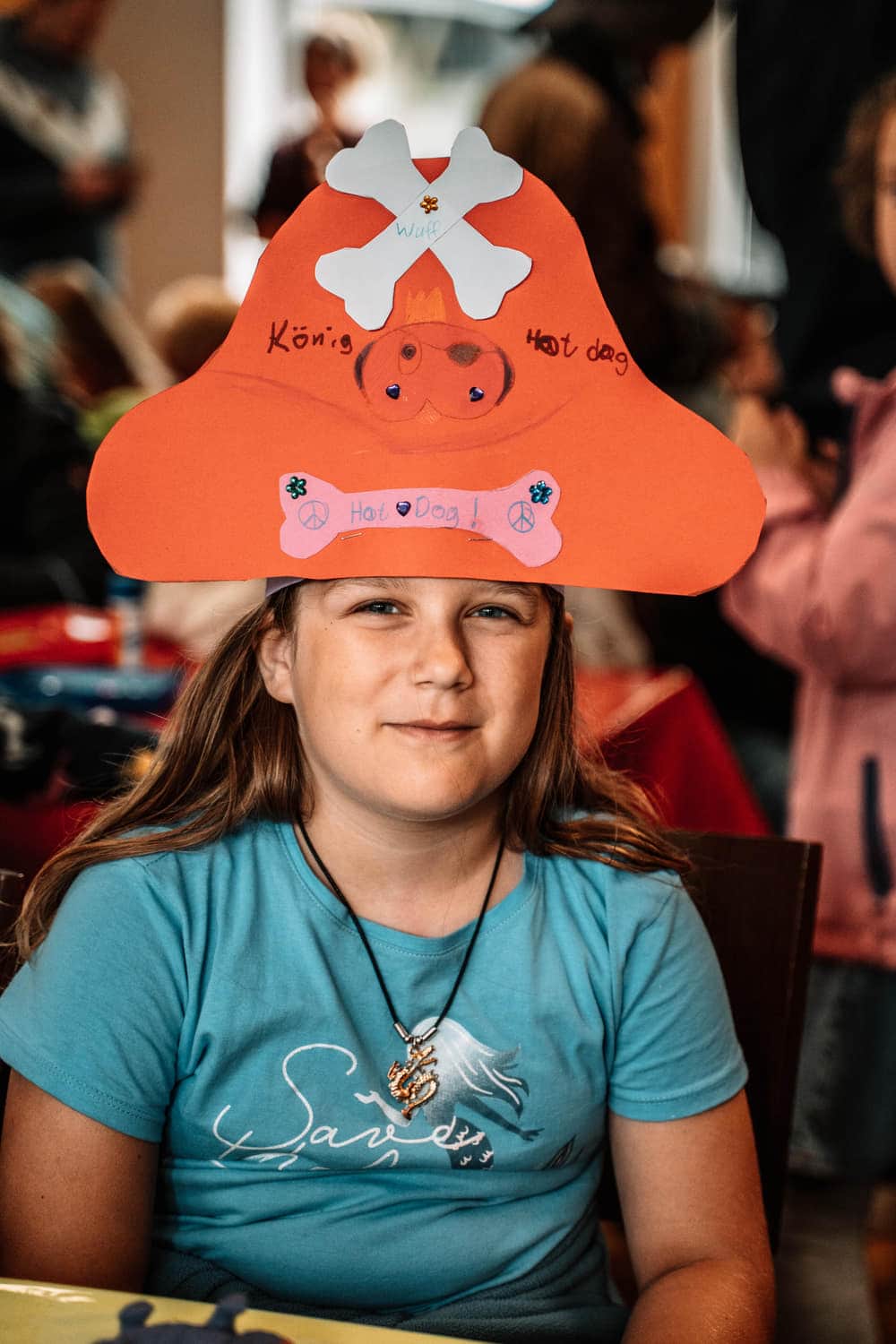 Kind mit selbst gebasteltem Piratenhut