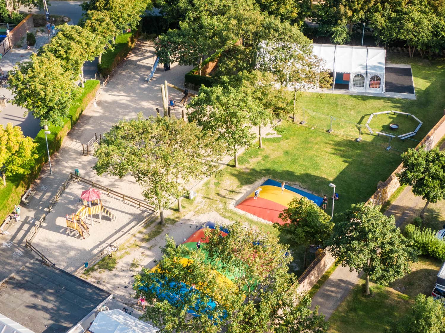 Der Spielplatz mit Hüpfkissen von oben