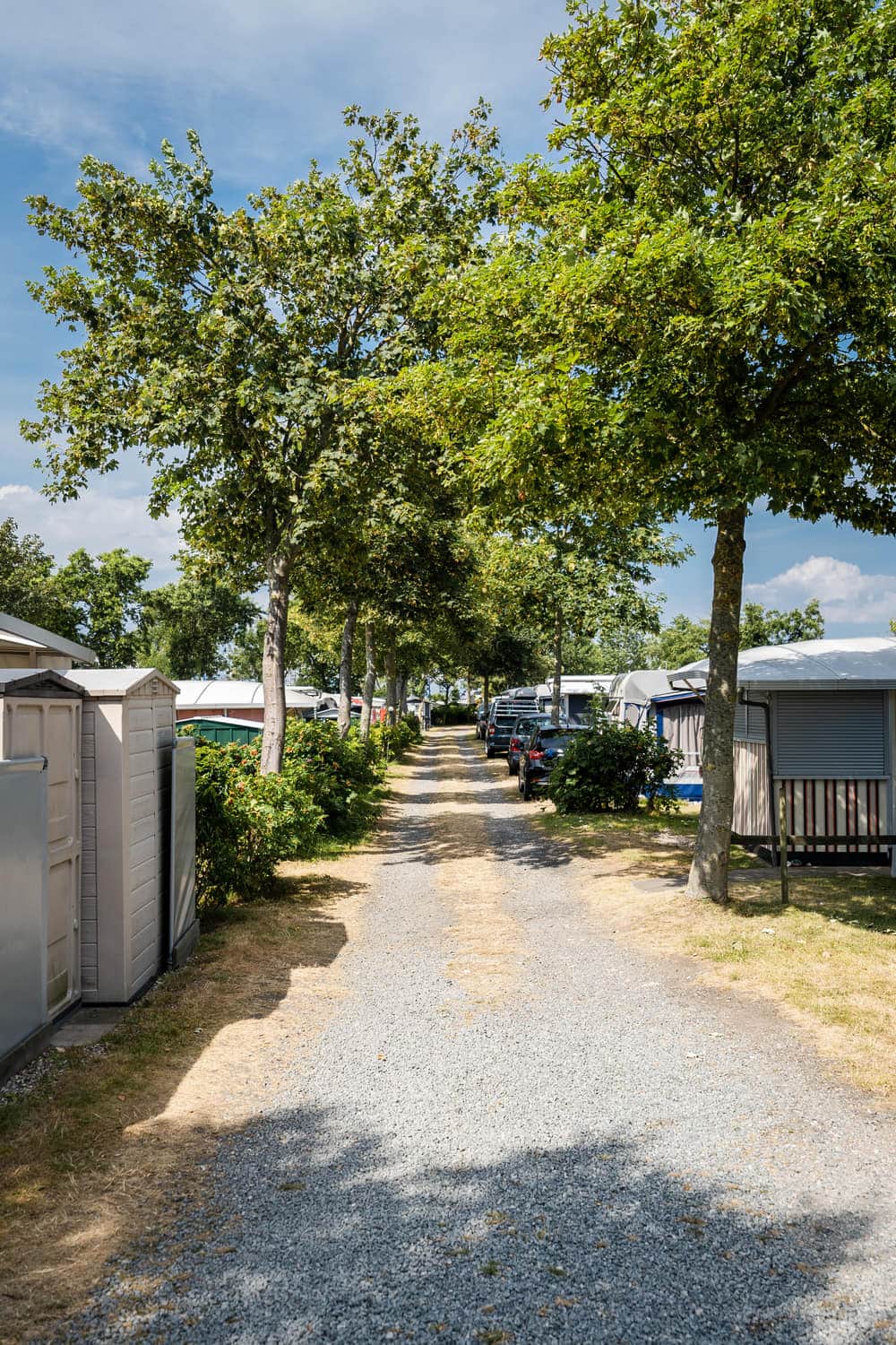 Kiesweg zwischen parzellierten Stellplätzen