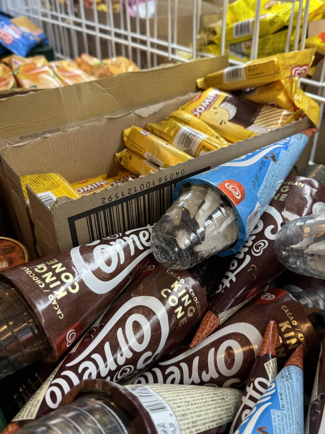 Süßigkeiten im Regal des Strandmarkts
