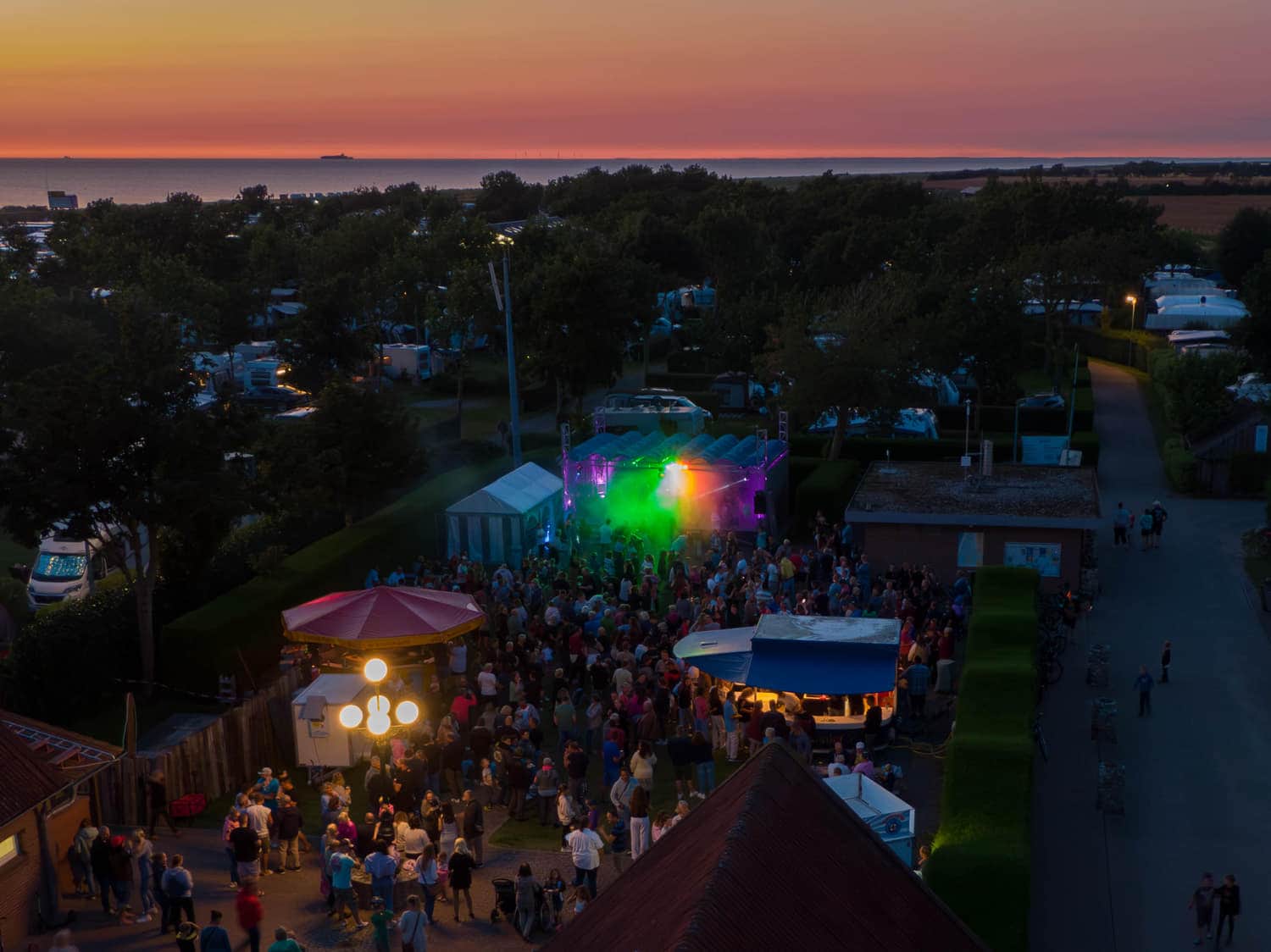Die Sunset-Party von oben in der Dämmerung