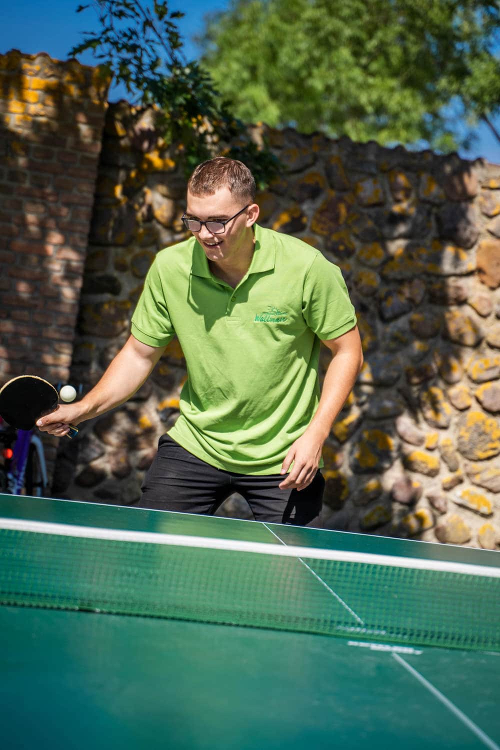 Tischtennis auf der Platte im Freien