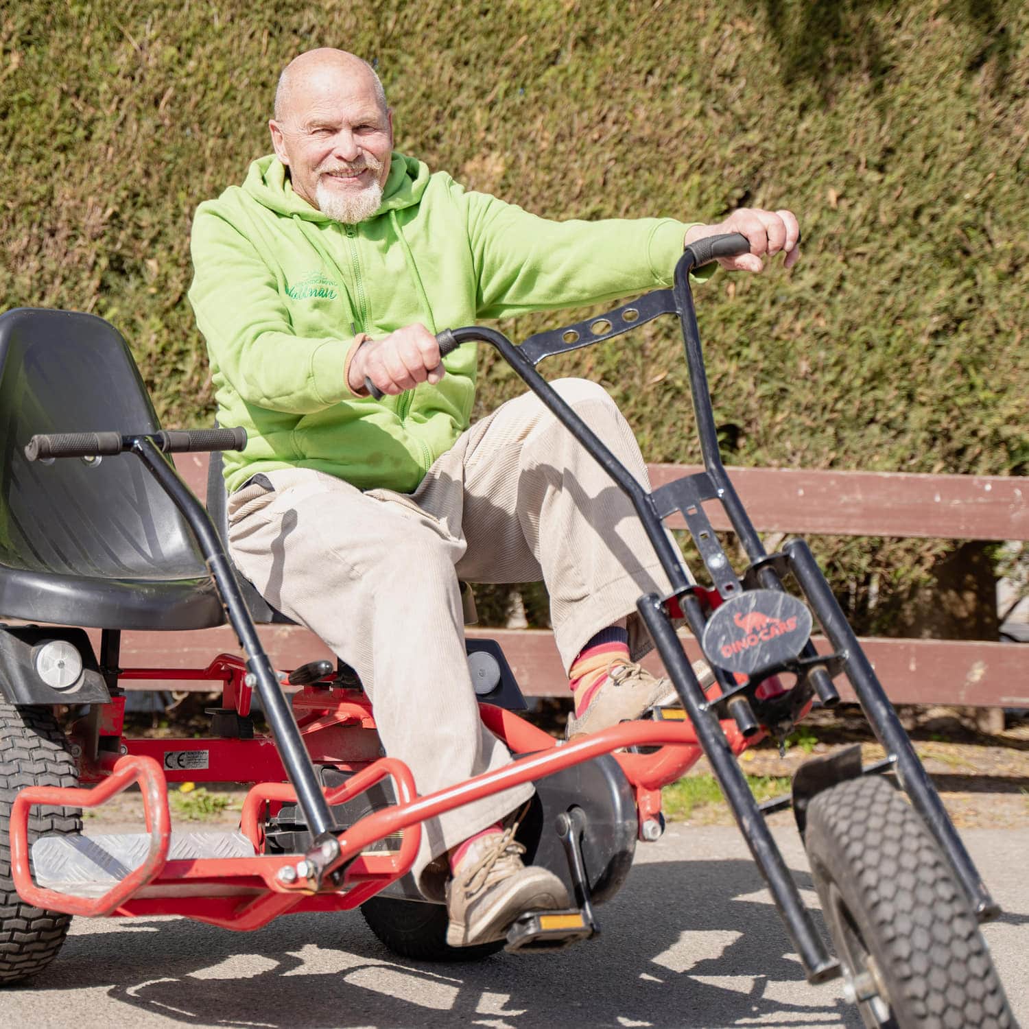 Auf dem Tretkart über den Weg am Platz