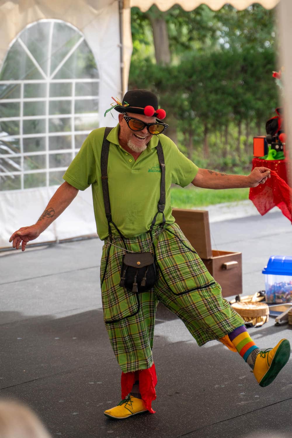 Zauberer bei der Kindershow im Festzelt