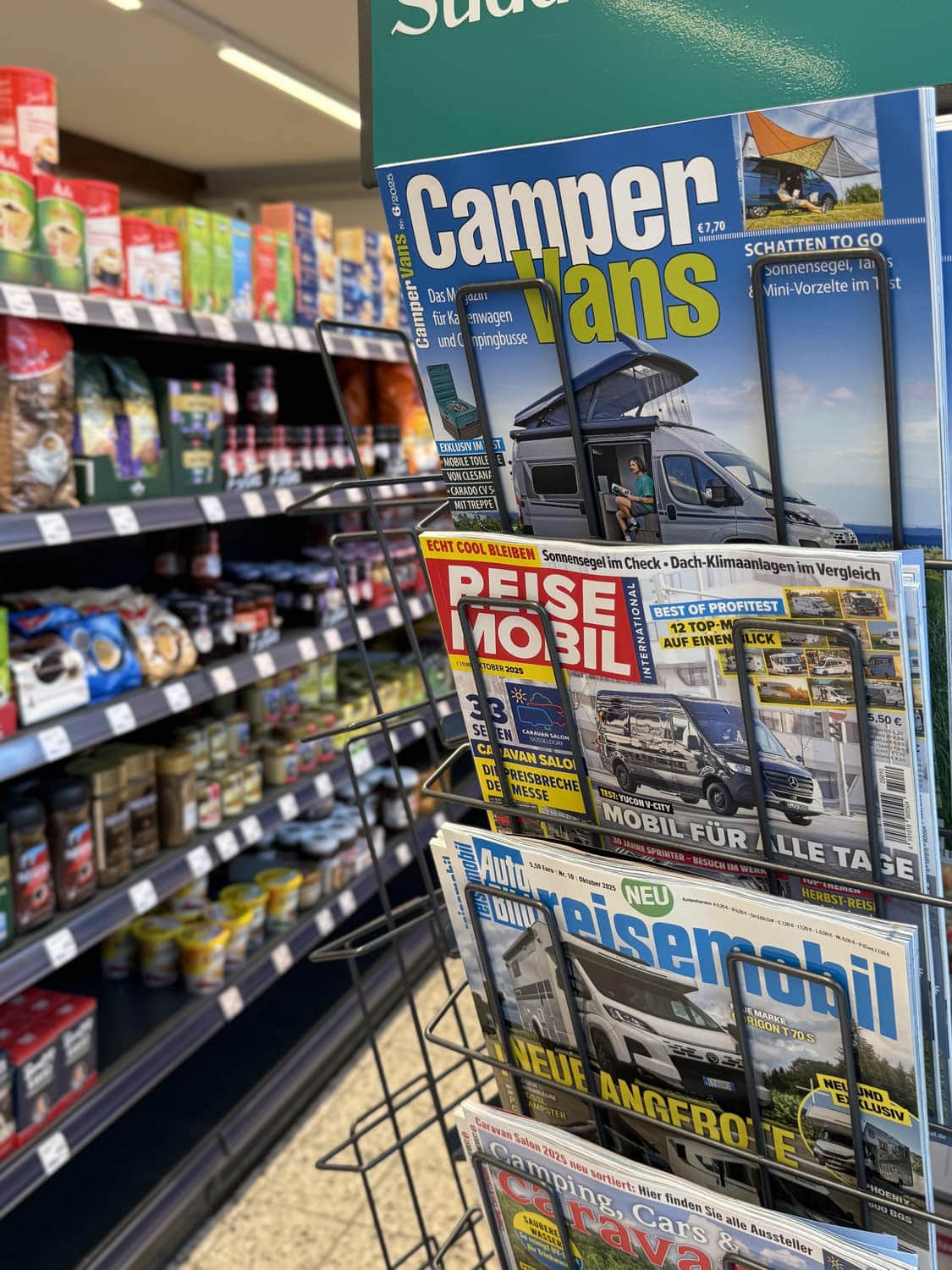 Reisemagazine im Zeitschriftenregal des Strandmarkts