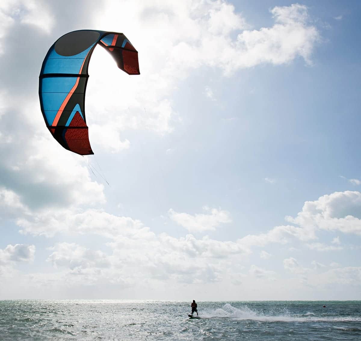 Kitesurfer met een grote kite boven de Oostzee