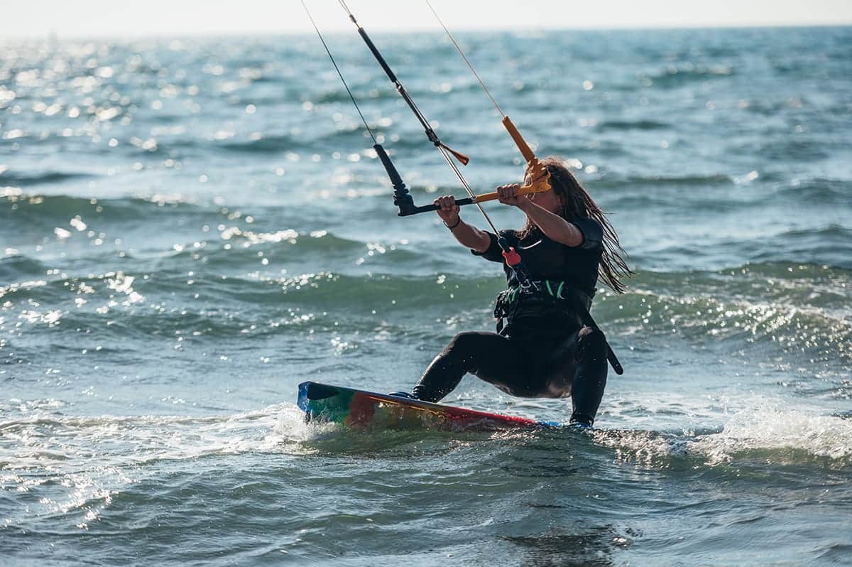 Kitesurfer op het water voor de westkust van Fehmarn