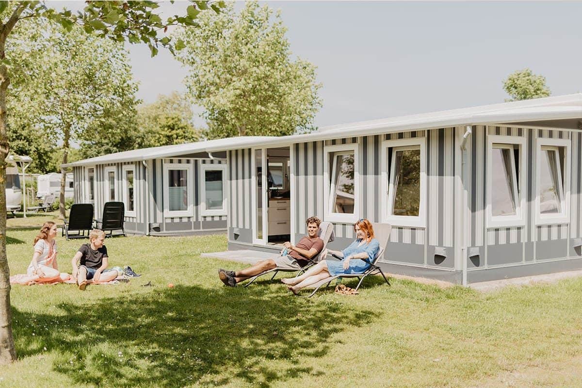 Gezin voor een huurcaravan met vaste voortent