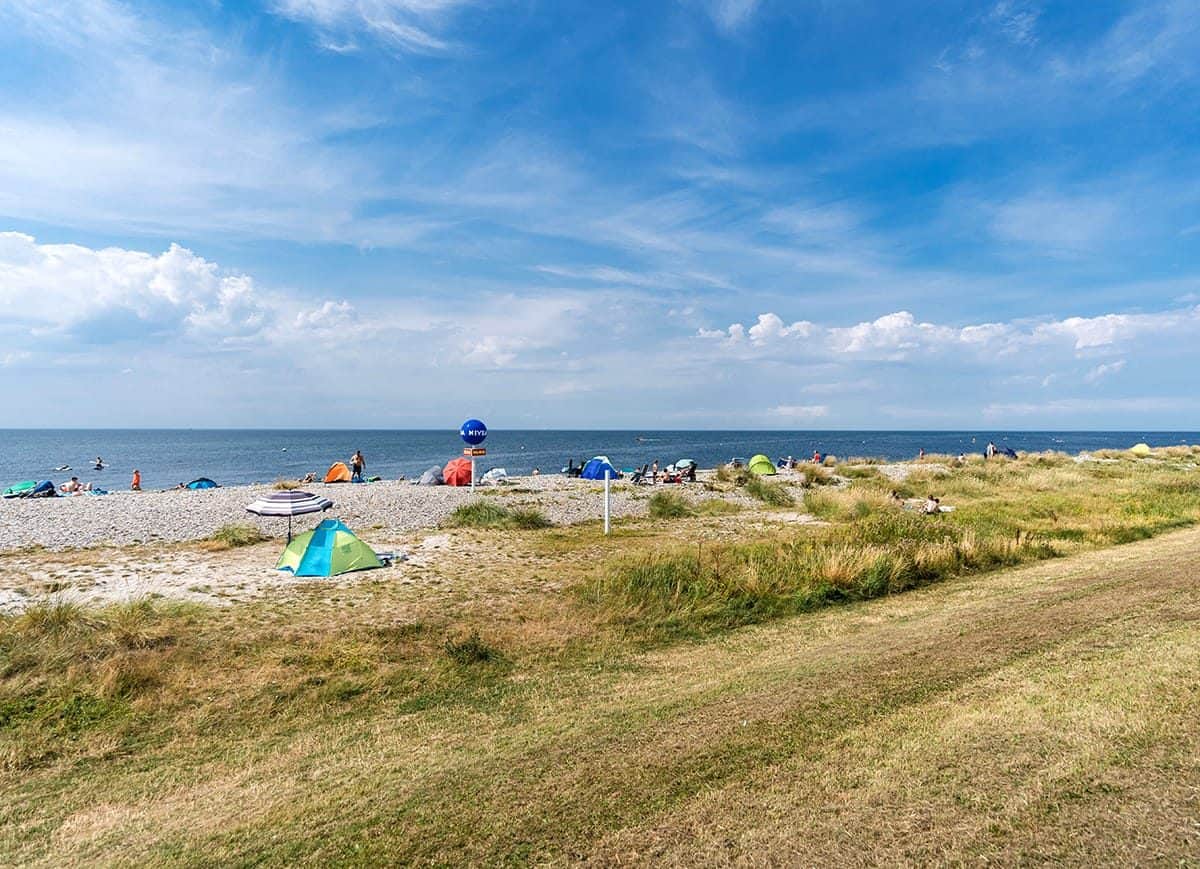 Natuurstrand voor de camping aan de westkust van Fehmarn