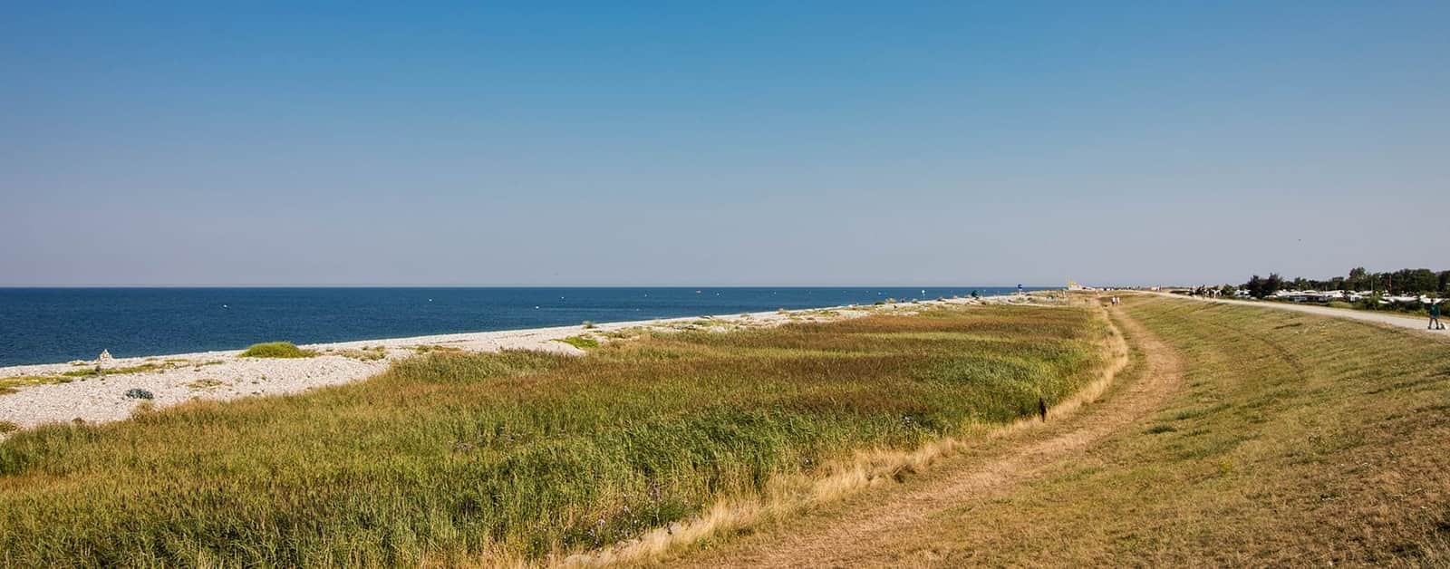 Kiezelstrand en kwelders aan de westkust van Fehmarn
