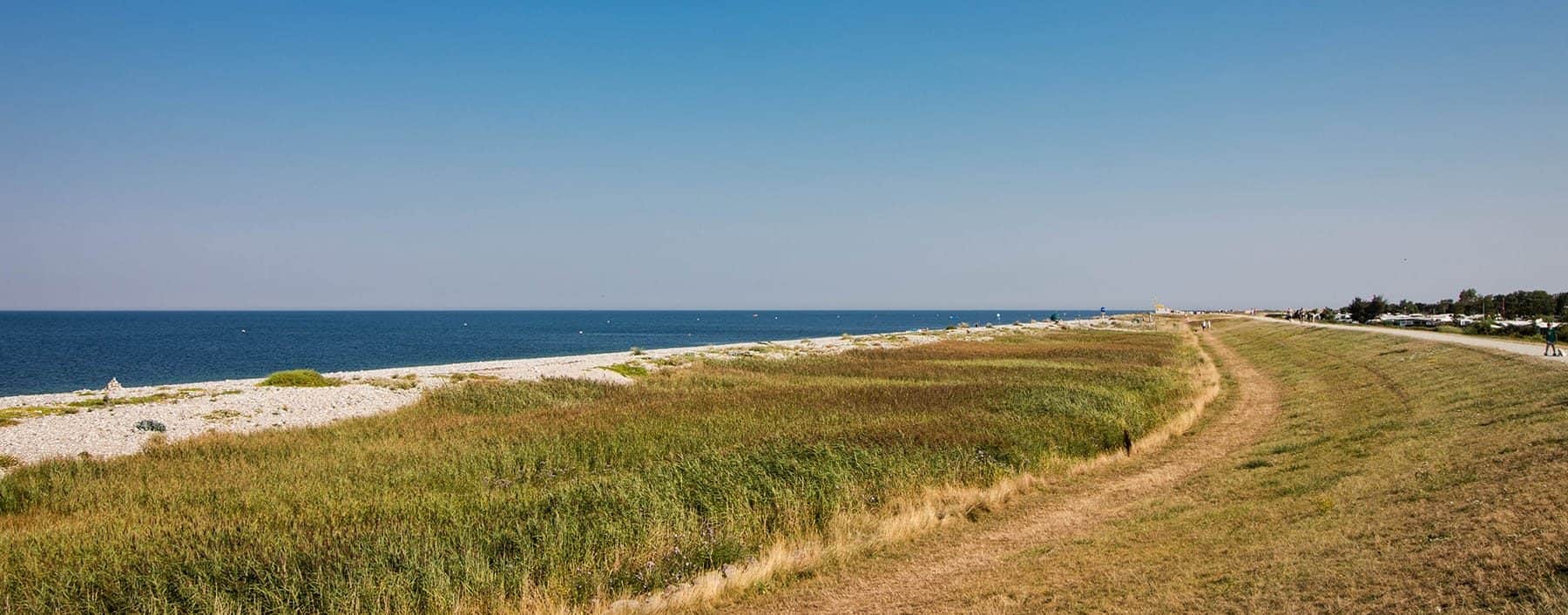 Kiezelstrand en kwelders aan de westkust van Fehmarn