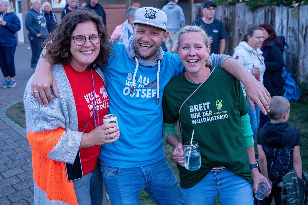Gasten vieren feest tijdens het schlagerfeest op de feestweide