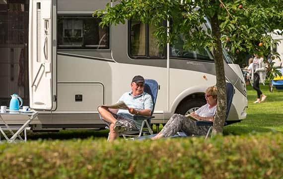 Caravane sur un emplacement à la saison, vue sur la prairie
