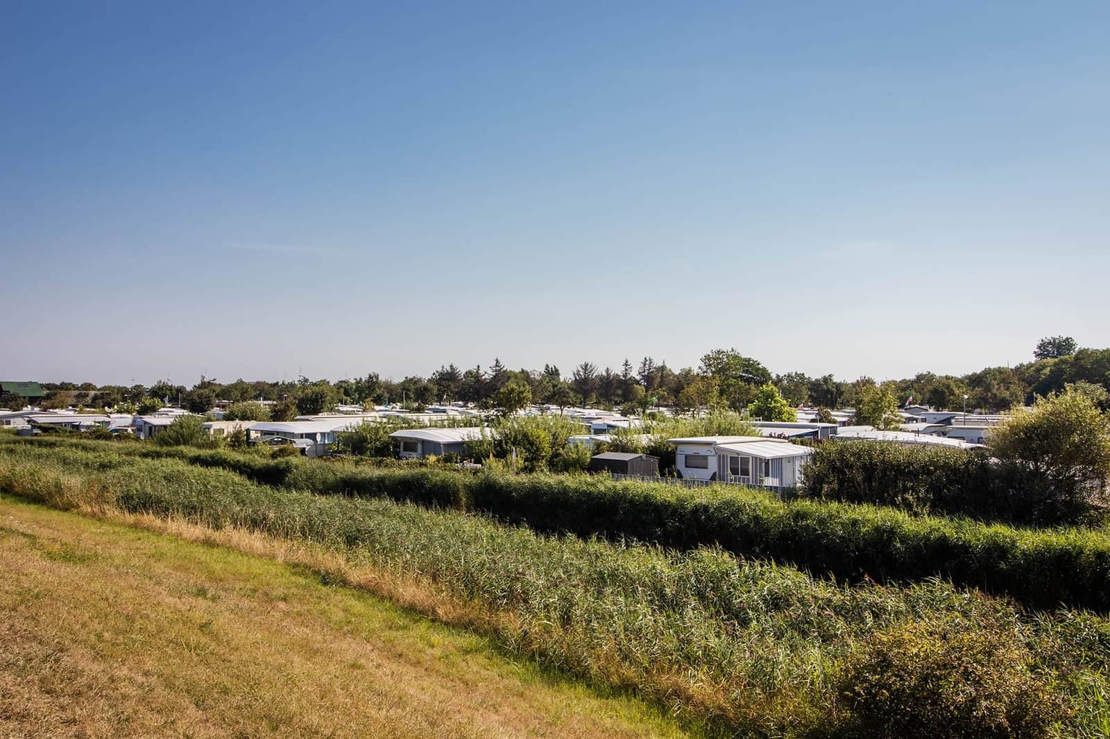 Vue aérienne du camping entre les champs et la Baltique