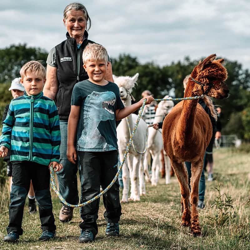 Kinderwanderung über den Naturstrand