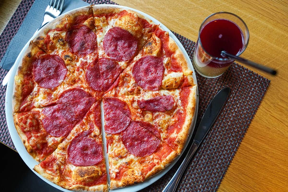 Salamipizza aus dem Holzofen des Bootsmann