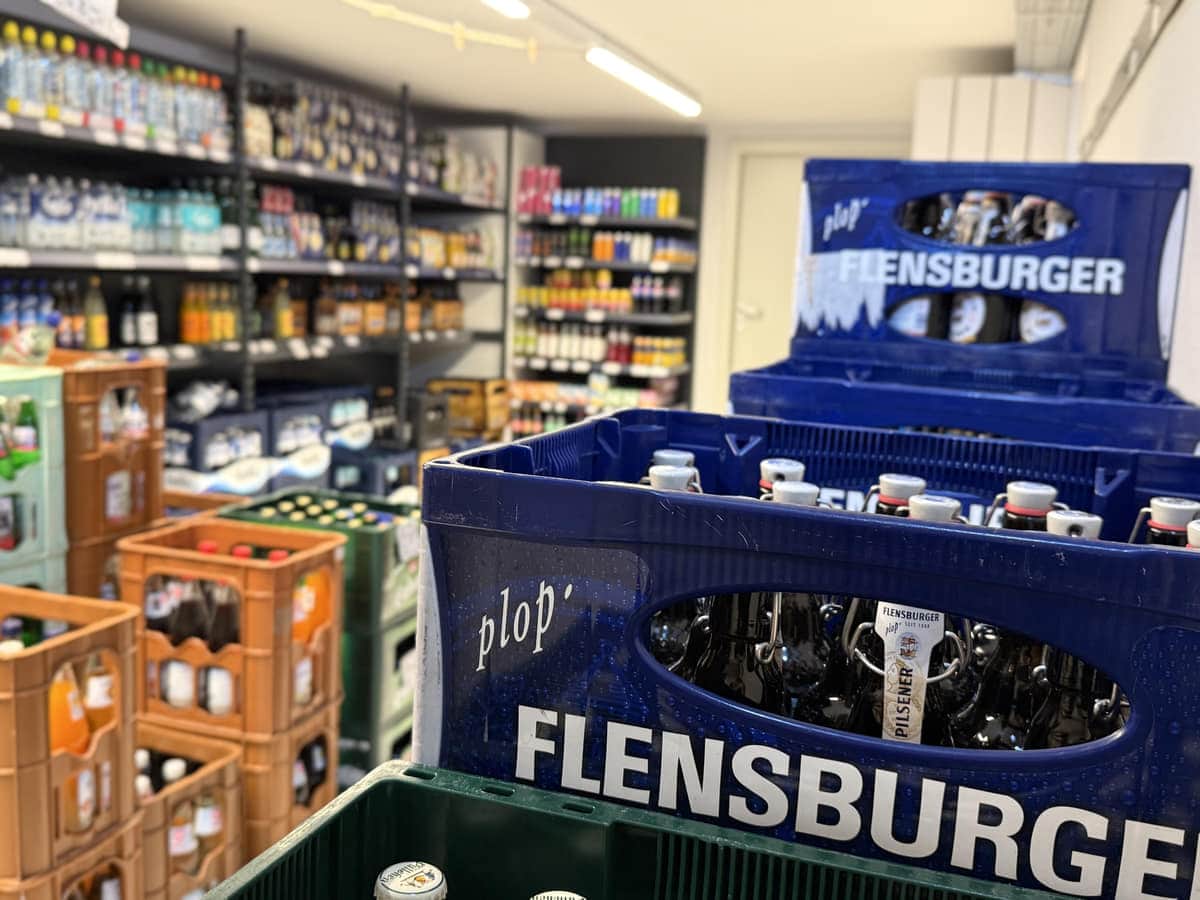 Getränkekisten und Regale im Strandmarkt